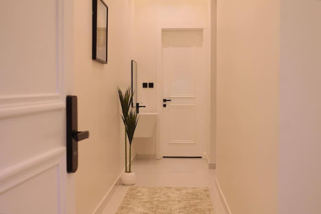 Apartment راقية بصالة وغرفة نوم ومطبخ *